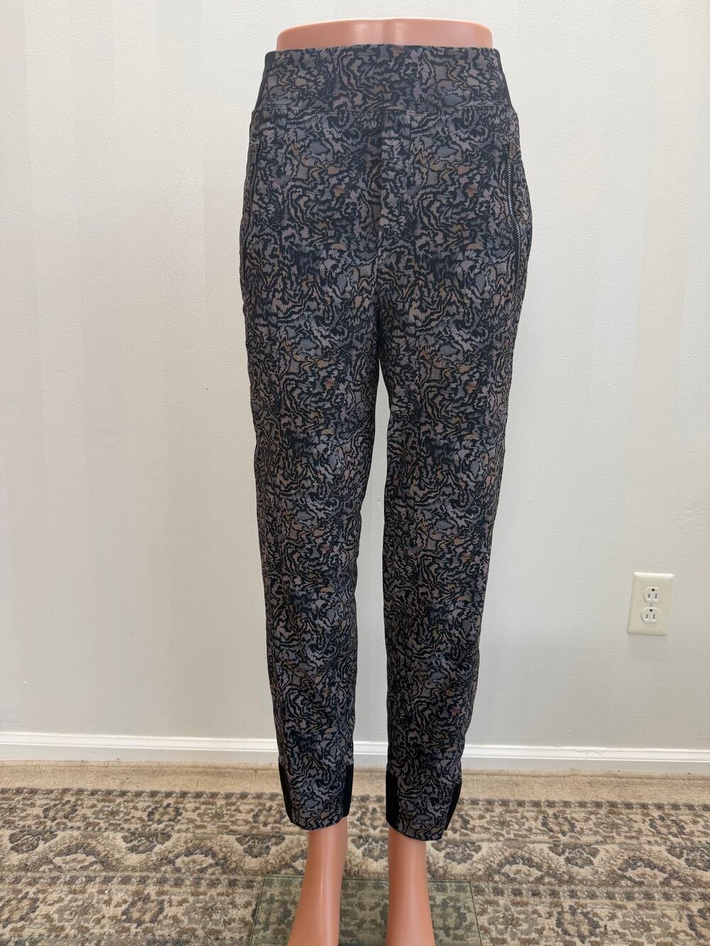 Athleta Trekkie North Printed Jogger Pants Black Gray Hiking Travel Sz 8